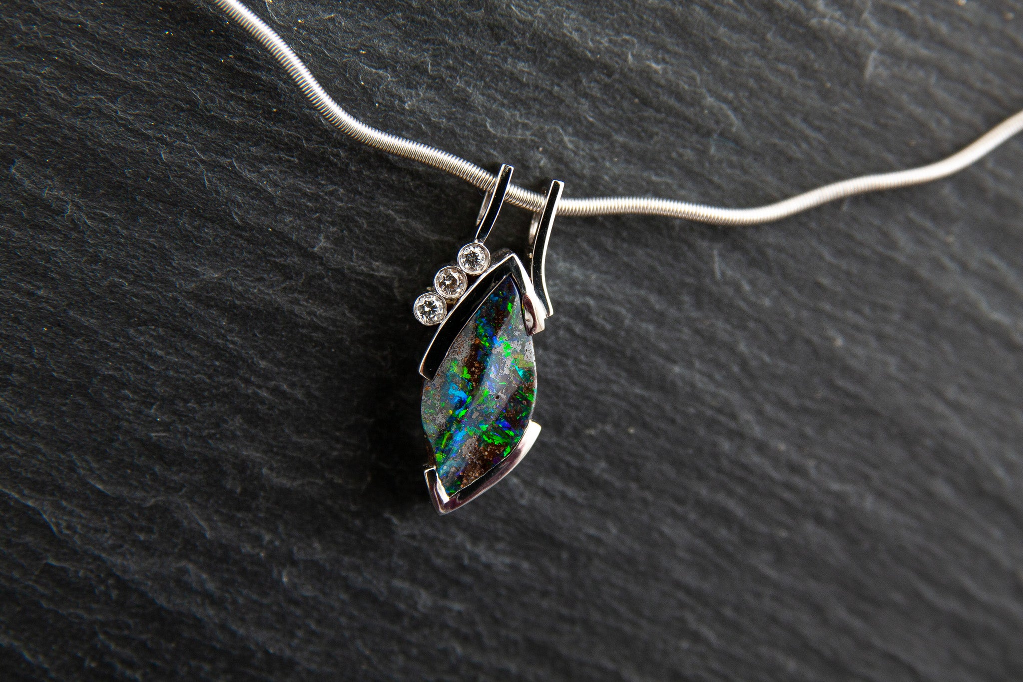 Anhänger in Weissgold 750 mit Boulderopal und Brillanten 