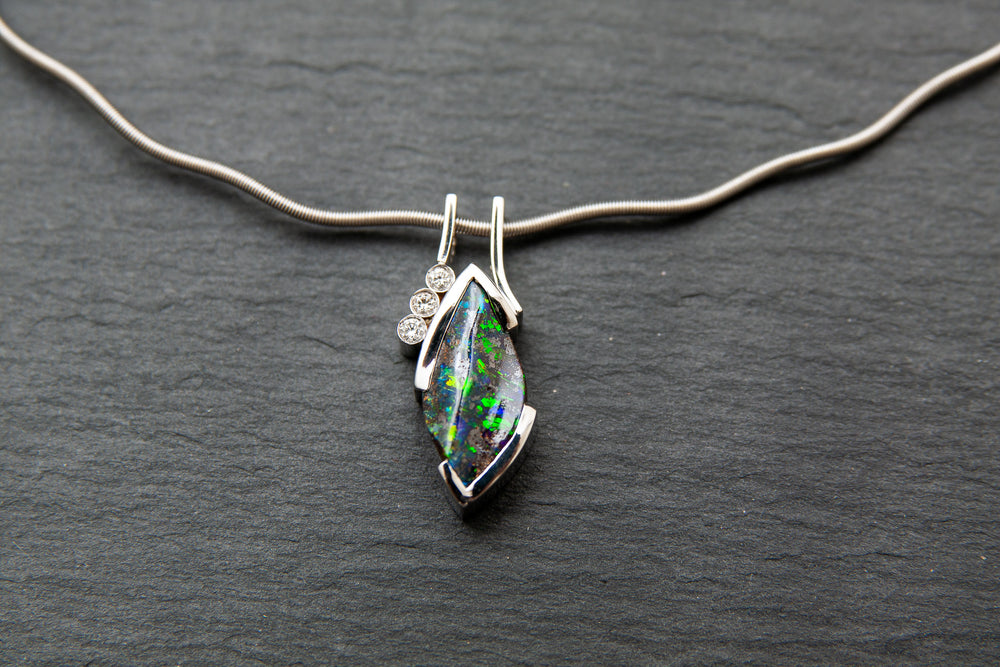 Anhänger in Weissgold 750 mit Boulderopal und Brillanten 