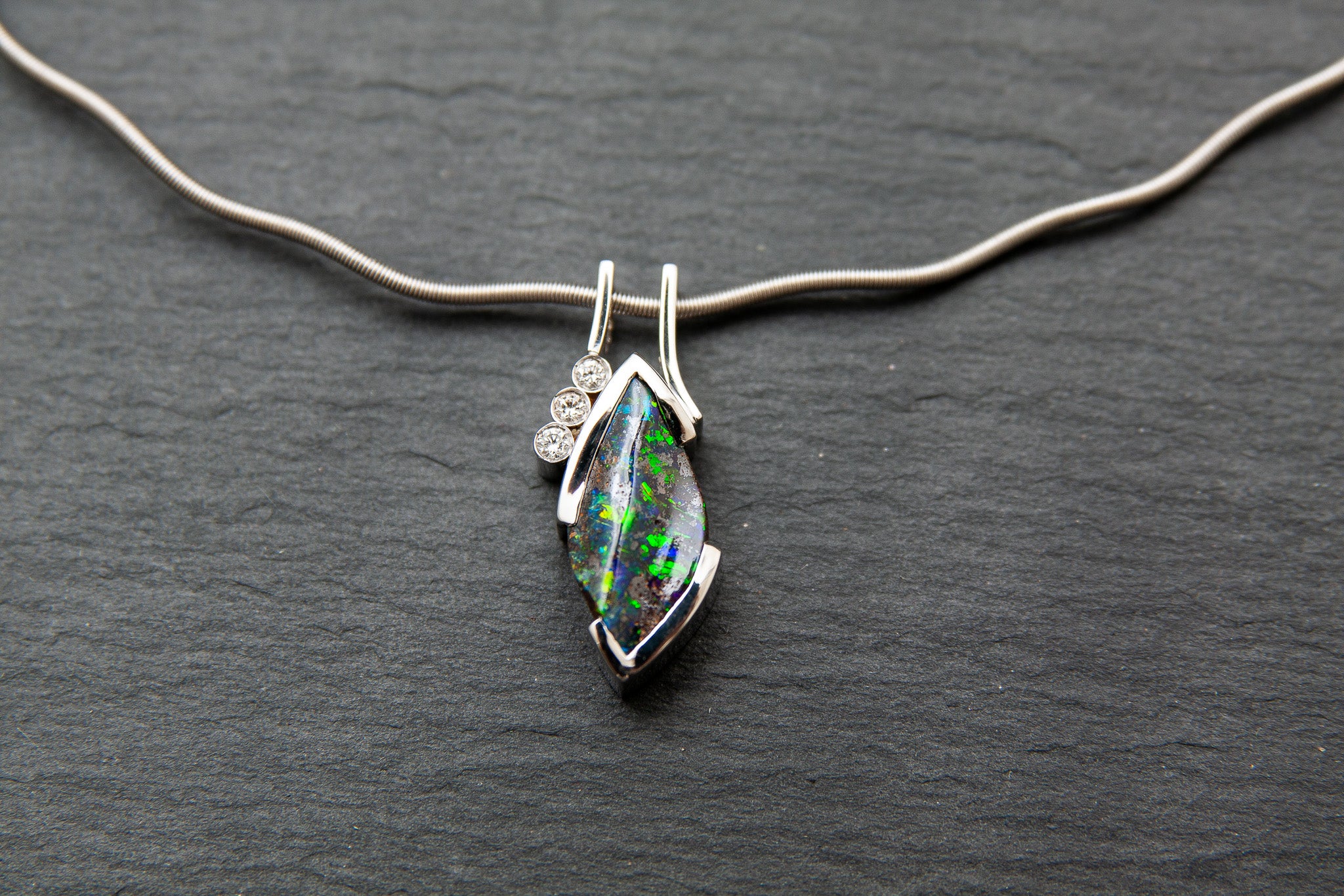 Anhänger in Weissgold 750 mit Boulderopal und Brillanten 