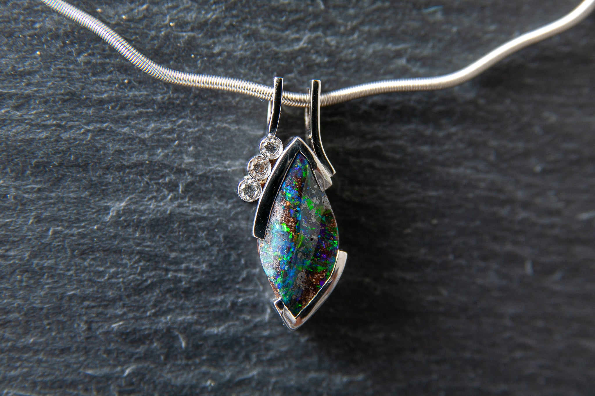 Anhänger in Weissgold 750 mit Boulderopal und Brillanten 