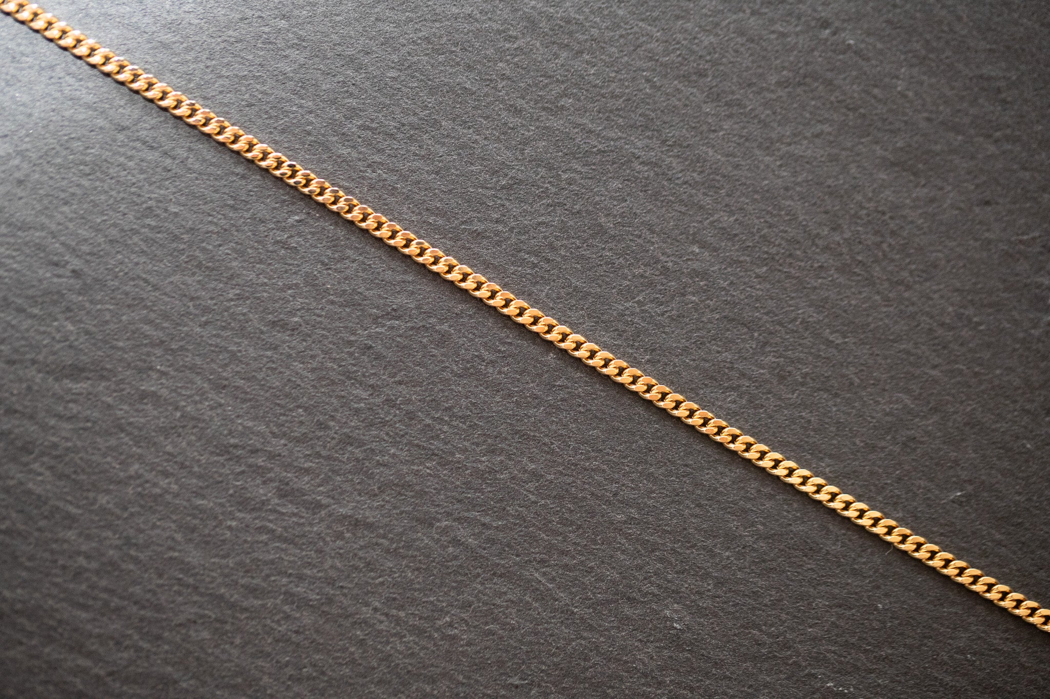 Panzer-Bracelet aus Gelbgold 750, geschliffen für intensiven Glanz – elegantes, massives Armband. 