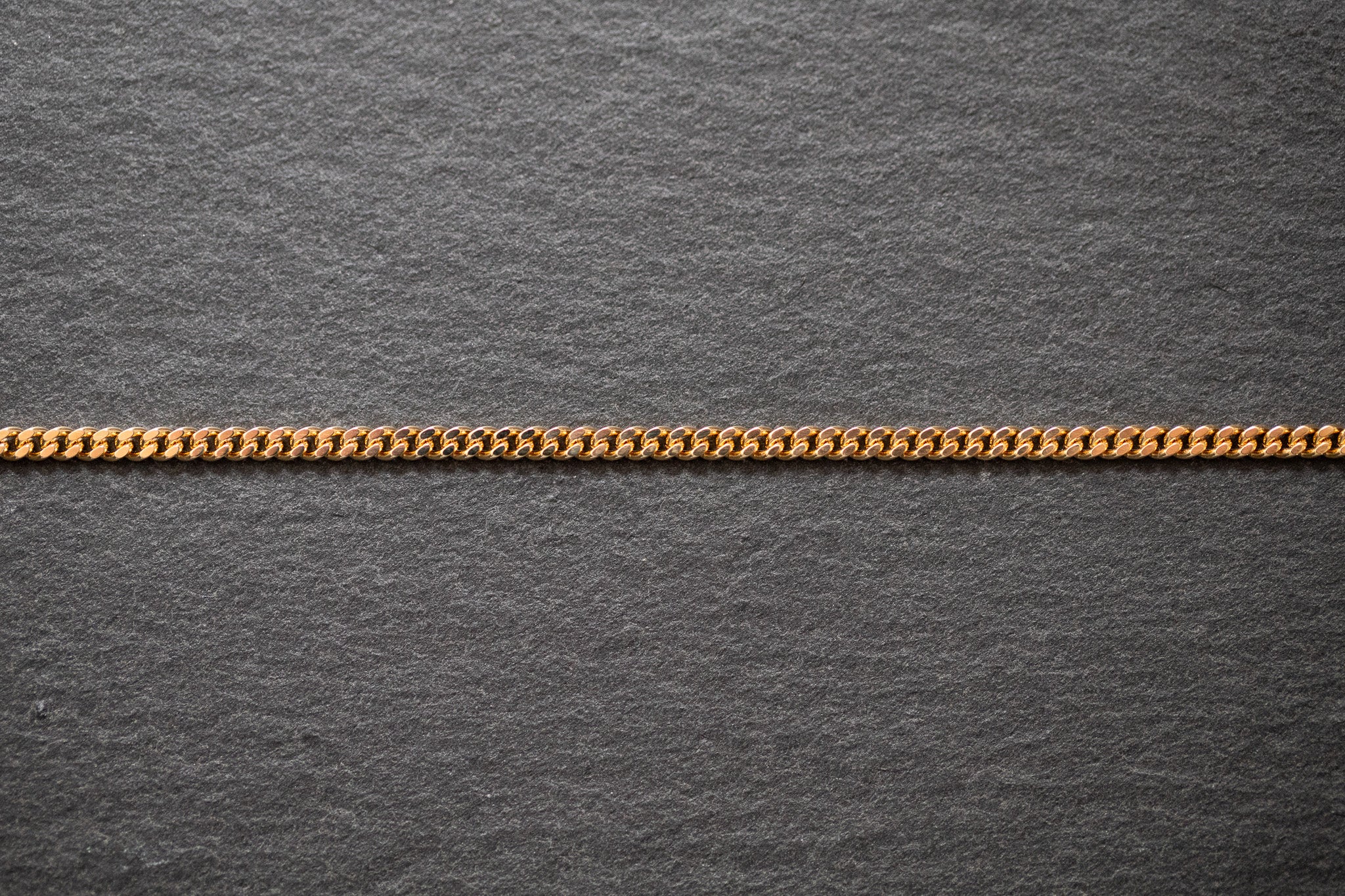 Panzer-Bracelet aus Gelbgold 750, geschliffen für intensiven Glanz – elegantes, massives Armband. 