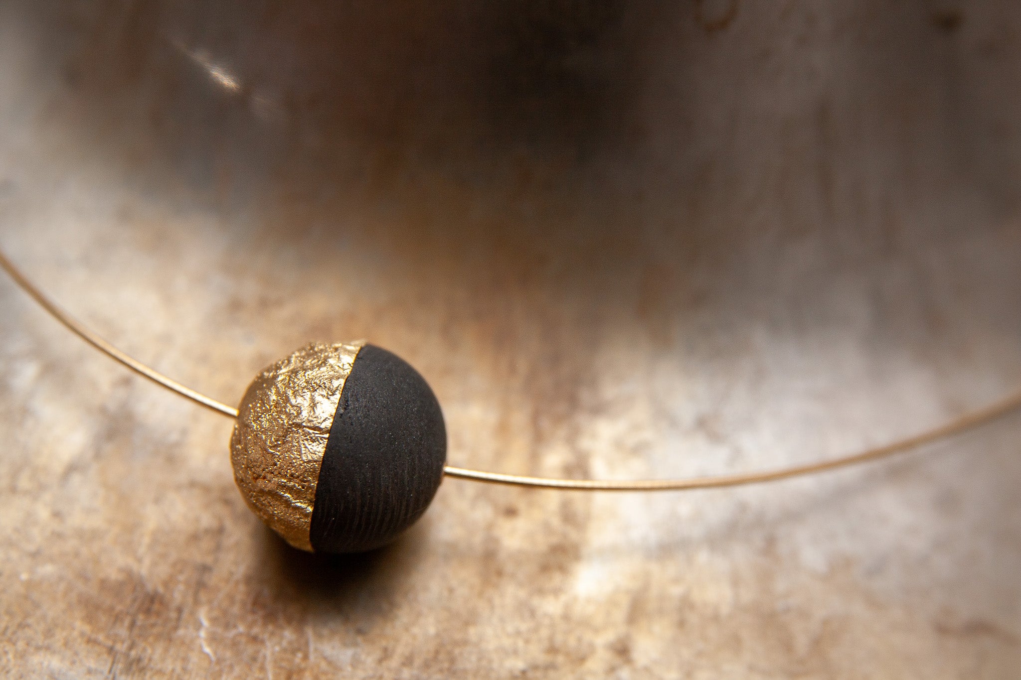 Anhänger inklusive Omega Collier mit Kugel aus Carbon und Gelbgold 750