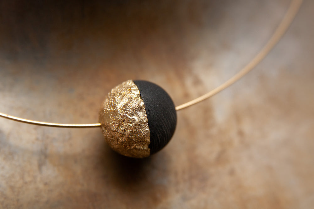 Anhänger inklusive Omega Collier mit Kugel aus Carbon und Gelbgold 750