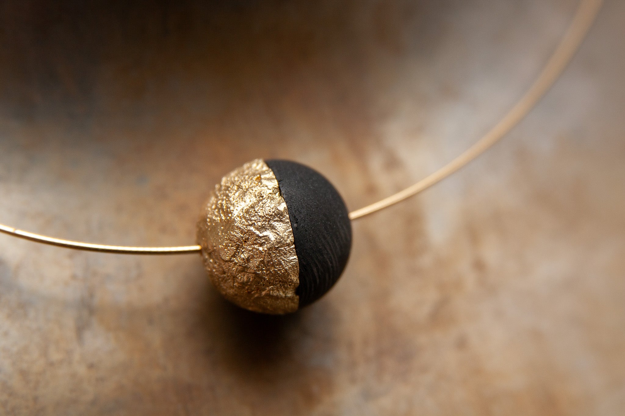 Anhänger inklusive Omega Collier mit Kugel aus Carbon und Gelbgold 750