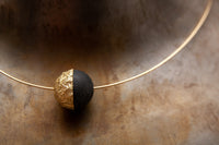 Anhänger inklusive Omega Collier mit Kugel aus Carbon und Gelbgold 750