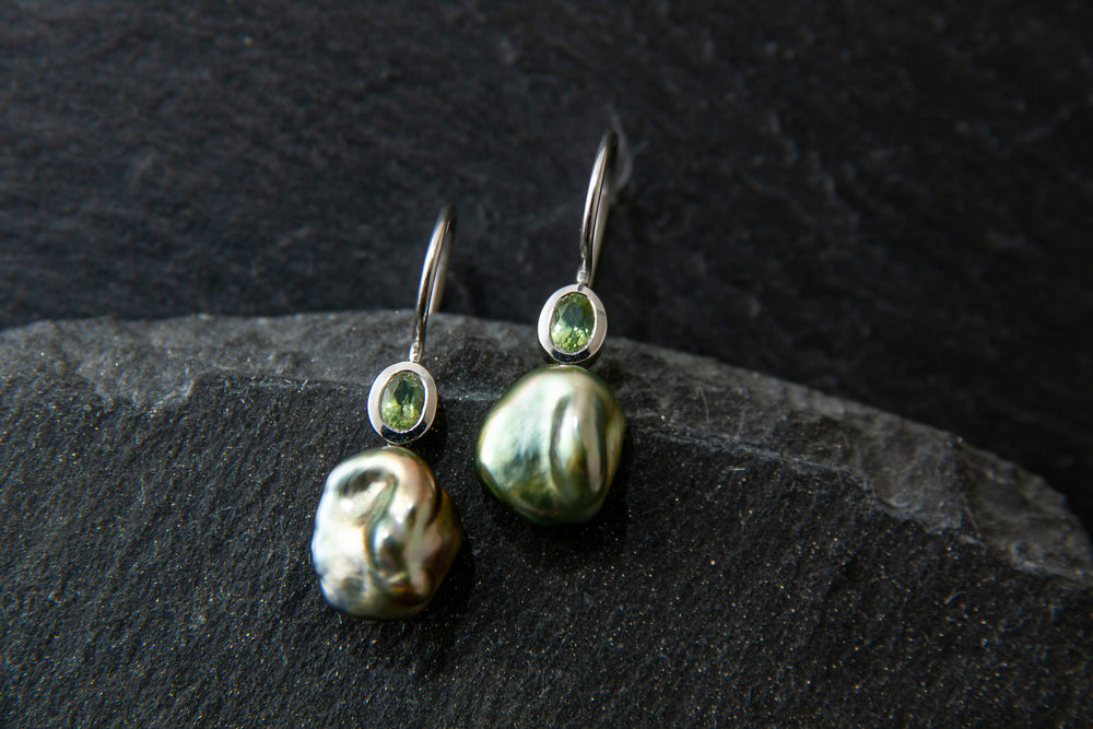 Ohrhänger in Weissgold 750 mit Keshi-Perle und Peridot