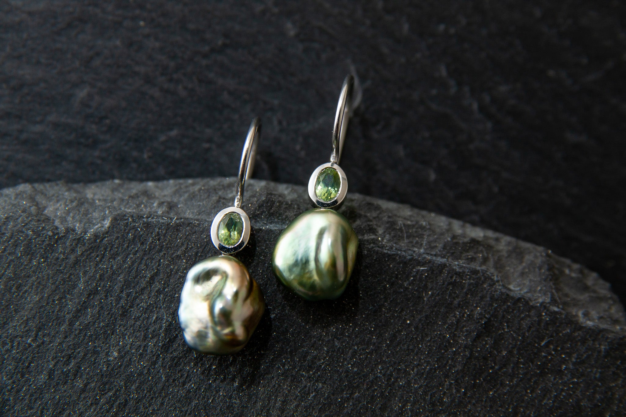 Ohrhänger in Weissgold 750 mit Keshi-Perle und Peridot