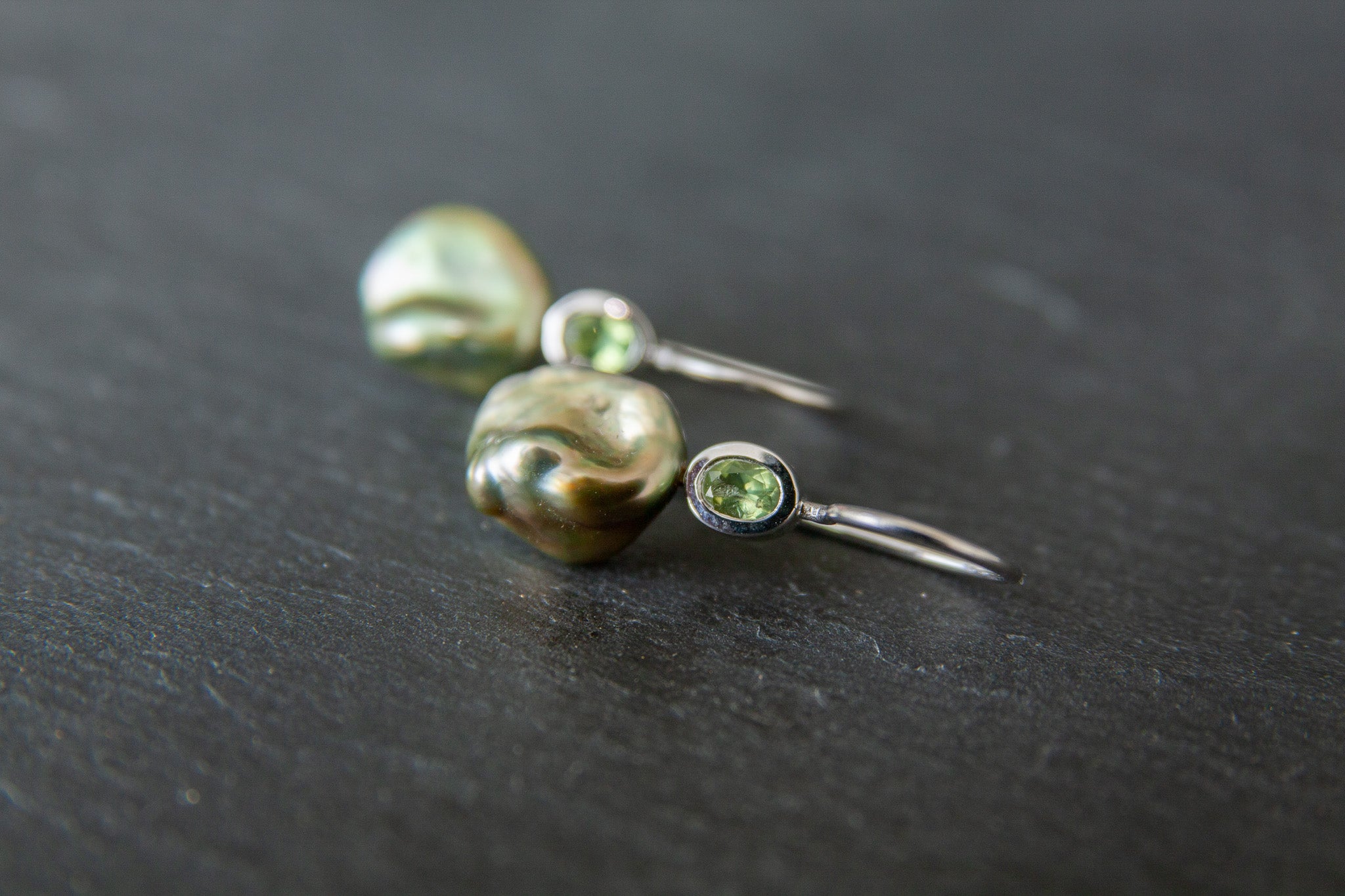 Ohrhänger in Weissgold 750 mit Keshi-Perle und Peridot