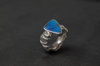 Ring aus Weissgold 750 mit strukturierter Schiene und einem farbintensiven Boulderopal als Mittelstein.