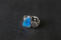 Ring aus Weissgold 750 mit strukturierter Schiene und einem farbintensiven Boulderopal als Mittelstein.