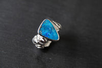 Ring aus Weissgold 750 mit strukturierter Schiene und einem farbintensiven Boulderopal als Mittelstein.