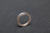 Ring in Weissgold 750 mit beidseitig gefassten Brillanten in braun und grün