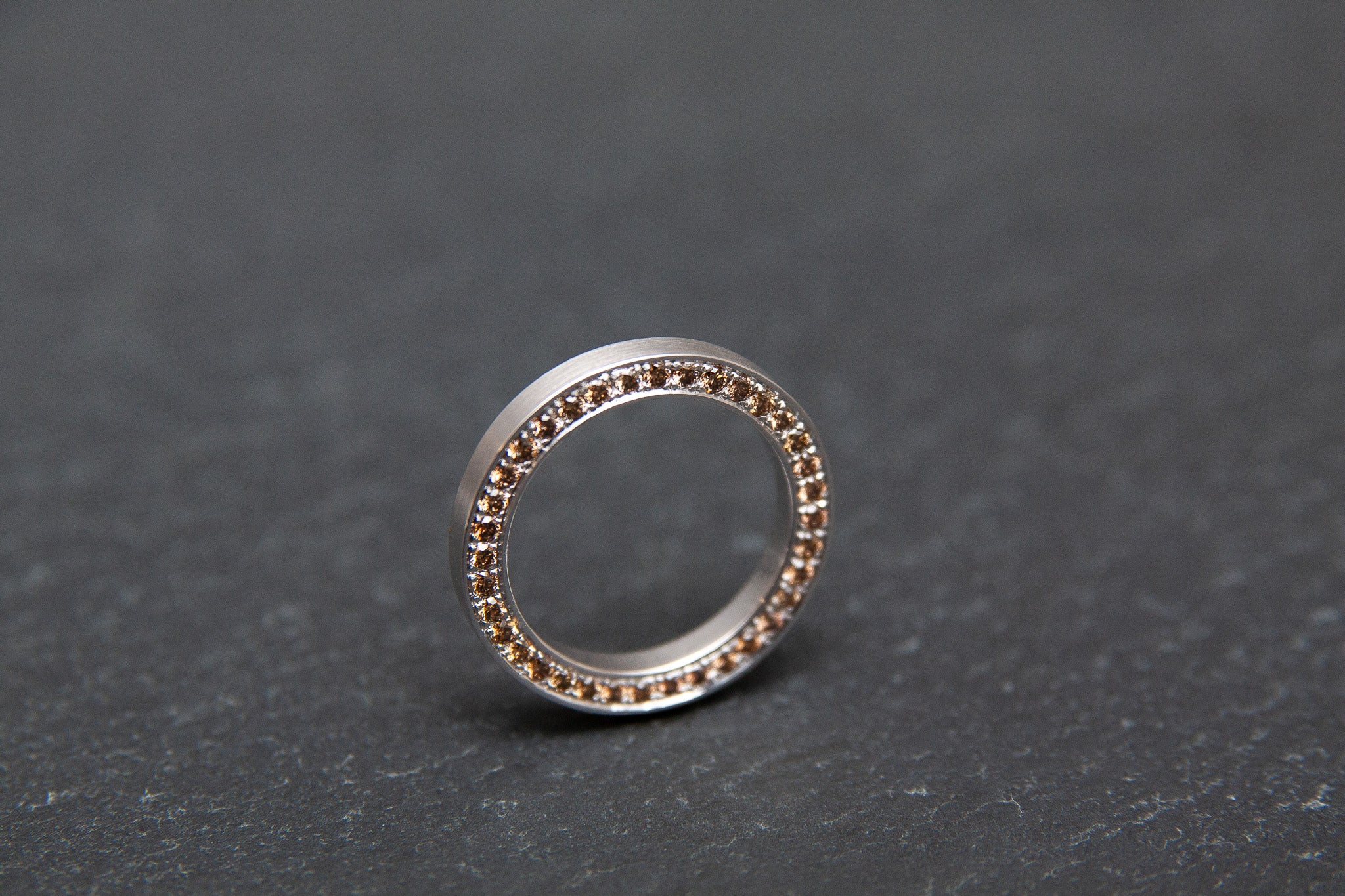 Ring in Weissgold 750 mit beidseitig gefassten Brillanten in braun und grün