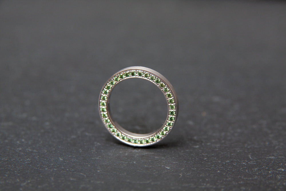 Ring in Weissgold 750 mit beidseitig gefassten Brillanten in braun und grün