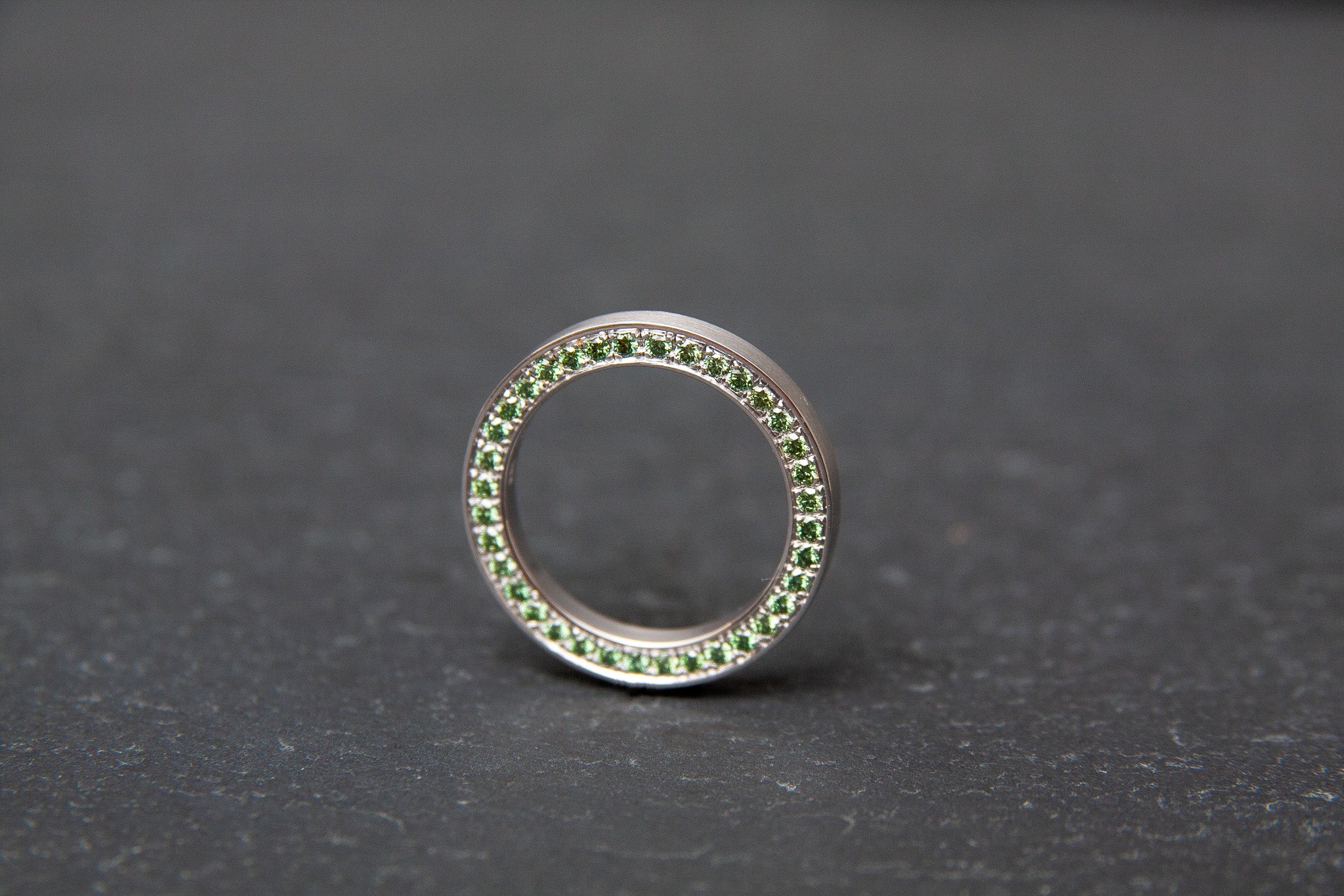 Ring in Weissgold 750 mit beidseitig gefassten Brillanten in braun und grün