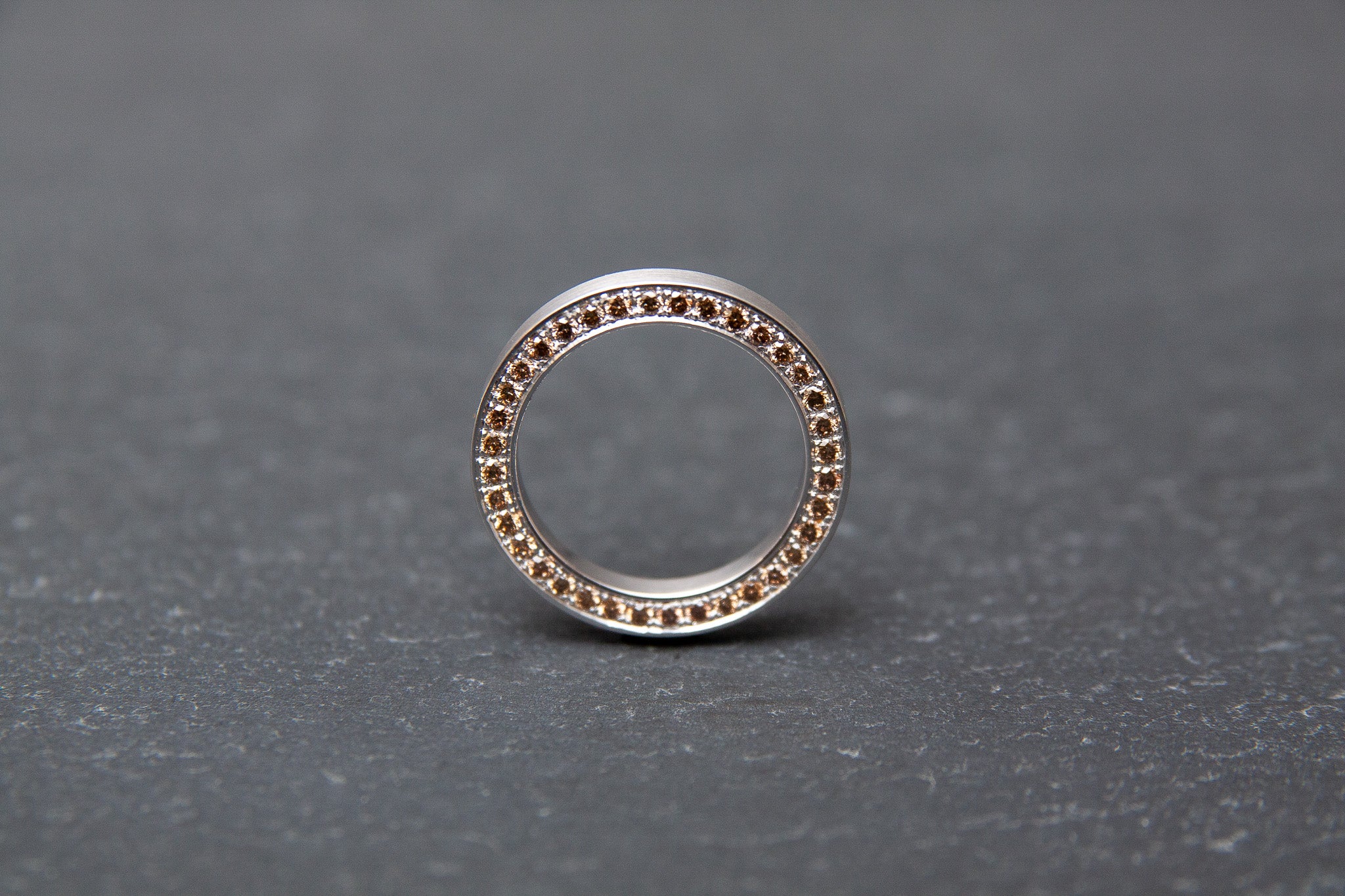 Ring in Weissgold 750 mit beidseitig gefassten Brillanten in braun und grün