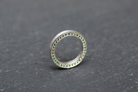 Ring in Weissgold 750 mit beidseitig gefassten Brillanten in braun und grün