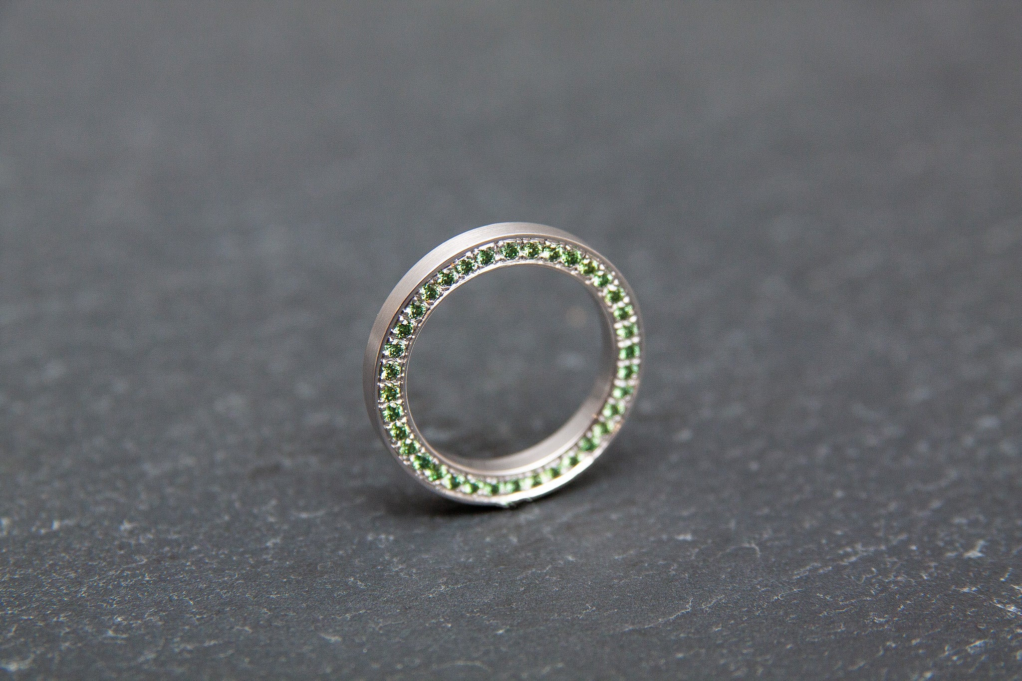 Ring in Weissgold 750 mit beidseitig gefassten Brillanten in braun und grün