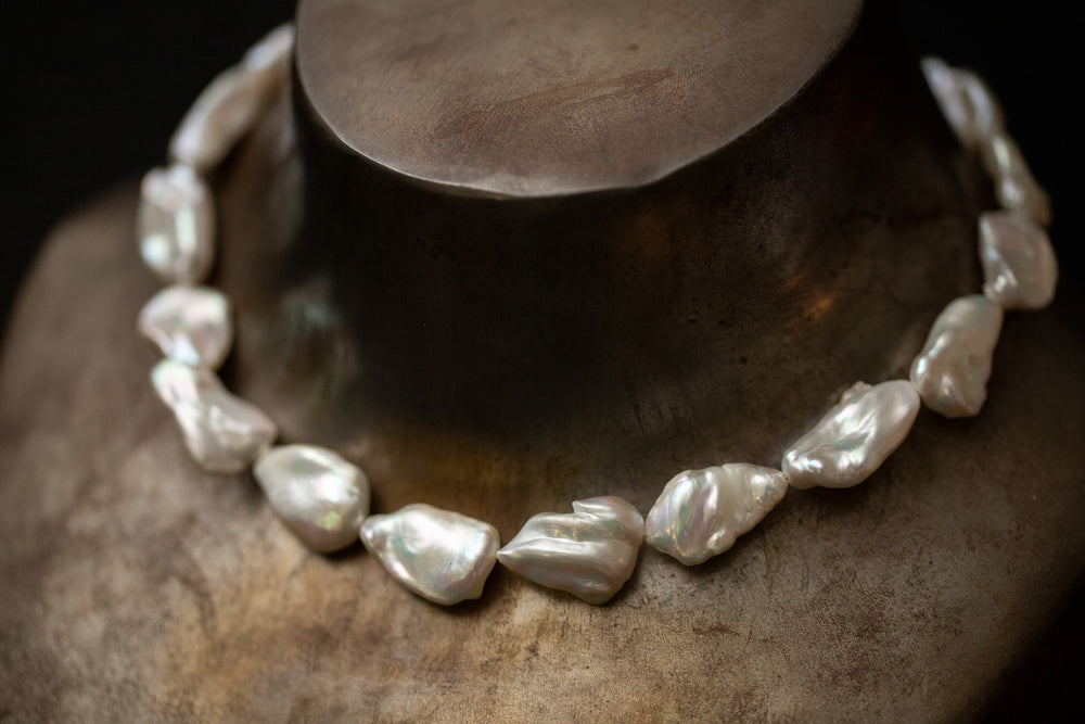 Weisse Keshi-Perlenkette mit unregelmäßigen Perlen und funkelndem Karabiner aus Silber 925 mit Zirkonia.