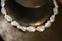 Weisse Keshi-Perlenkette mit unregelmäßigen Perlen und funkelndem Karabiner aus Silber 925 mit Zirkonia.