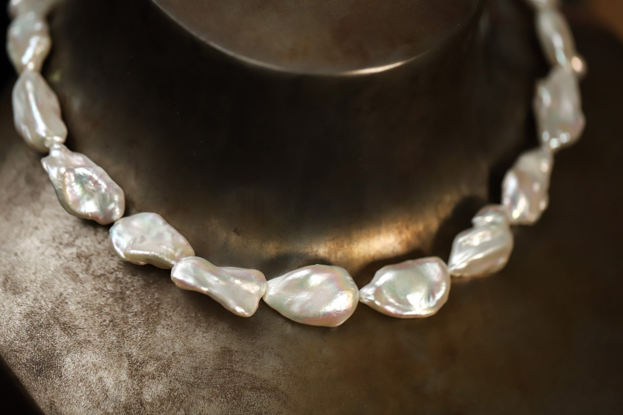 Weisse Keshi-Perlenkette mit unregelmäßigen Perlen und funkelndem Karabiner aus Silber 925 mit Zirkonia.