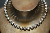 Tahiti-Perlenkette mit grauen, schimmernden Perlen und edler Wechselschließe aus Weissgold 750.