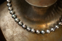 Tahiti-Perlenkette mit grauen, schimmernden Perlen und edler Wechselschließe aus Weissgold 750.