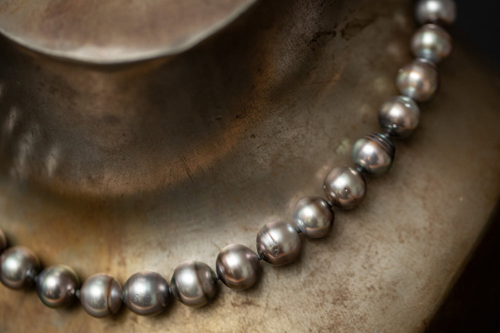 Tahiti-Perlenkette mit grauen, schimmernden Perlen und edler Wechselschließe aus Weissgold 750.