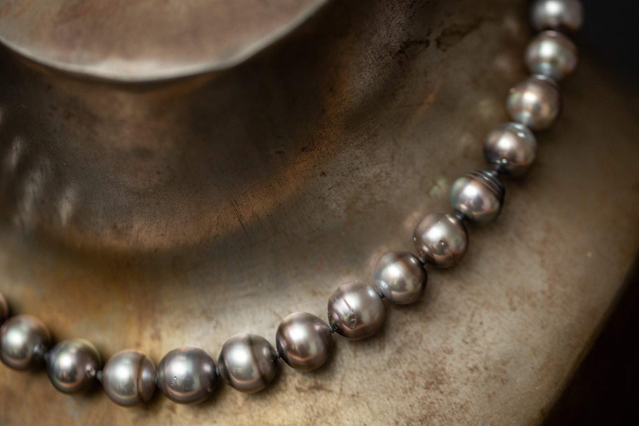 Tahiti-Perlenkette mit grauen, schimmernden Perlen und edler Wechselschließe aus Weissgold 750.