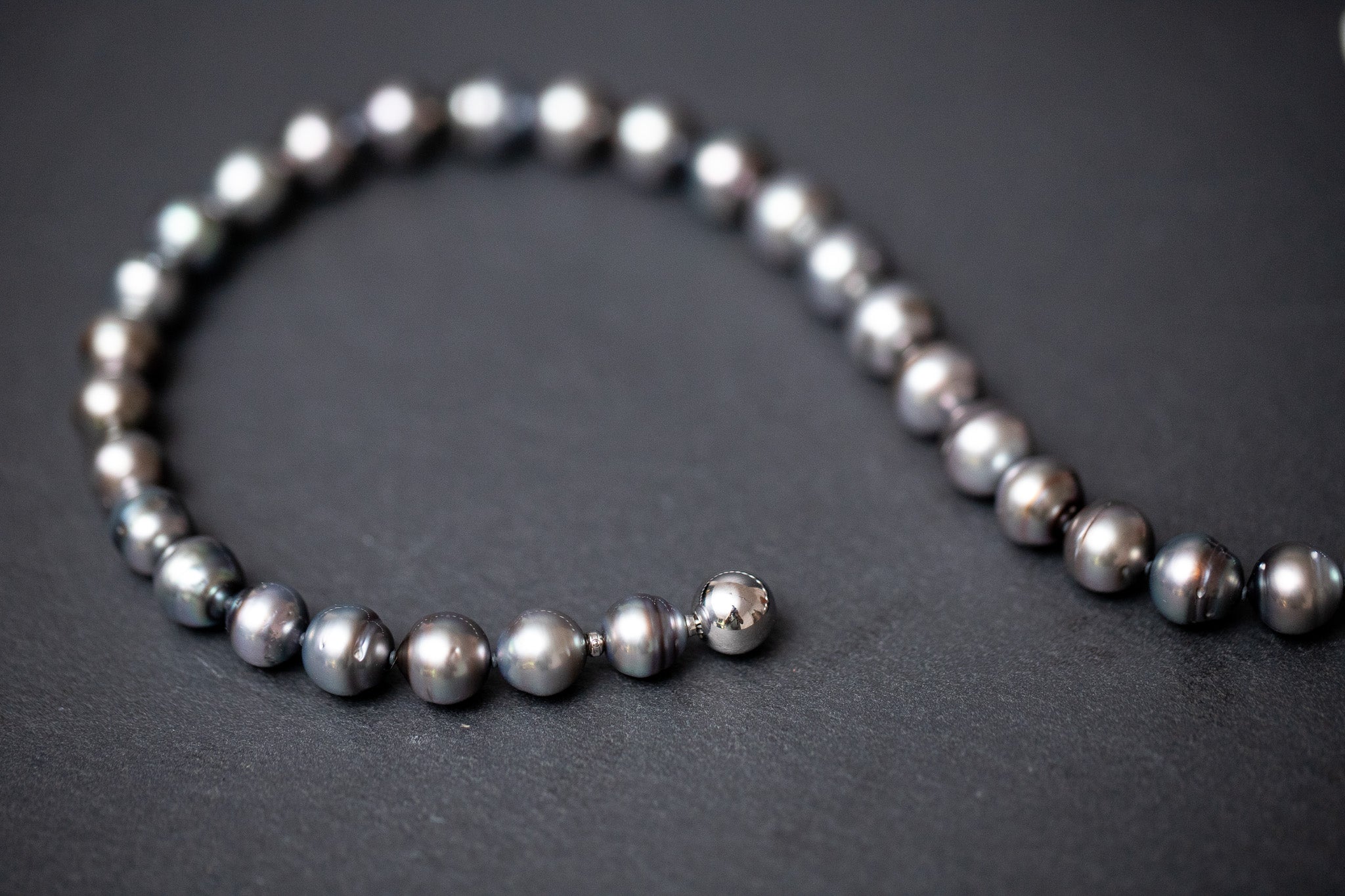 Tahiti-Perlenkette mit grauen, schimmernden Perlen und edler Wechselschließe aus Weissgold 750.