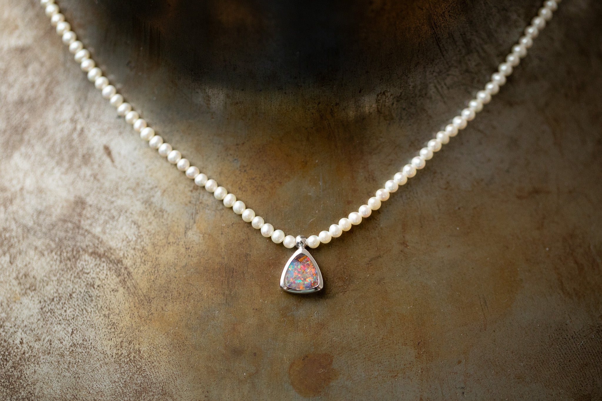 Elegantes Collier aus weissen Frischwasserperlen mit fest montiertem Anhänger aus Weissgold 750und schimmerndem Boulderopal.