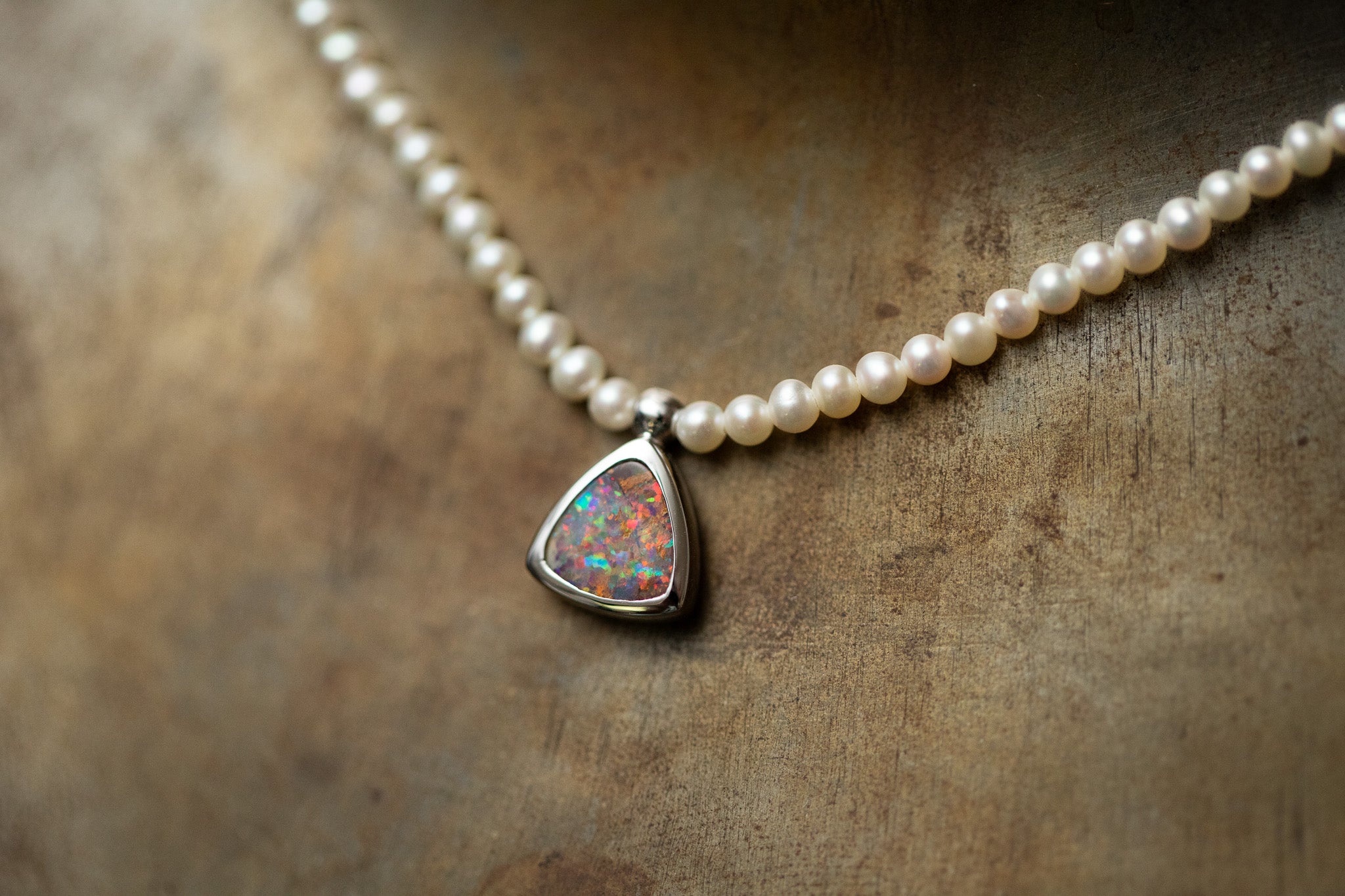 Elegantes Collier aus weissen Frischwasserperlen mit fest montiertem Anhänger aus Weissgold 750und schimmerndem Boulderopal.