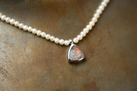 Elegantes Collier aus weissen Frischwasserperlen mit fest montiertem Anhänger aus Weissgold 750und schimmerndem Boulderopal.