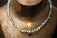 Aquamarin-Collier mit fantasievoll geschliffenen Steinen und Weissgold 750 -Zwischenteilen – handgefertigtes, elegantes Schmuckstück in zartem Blau