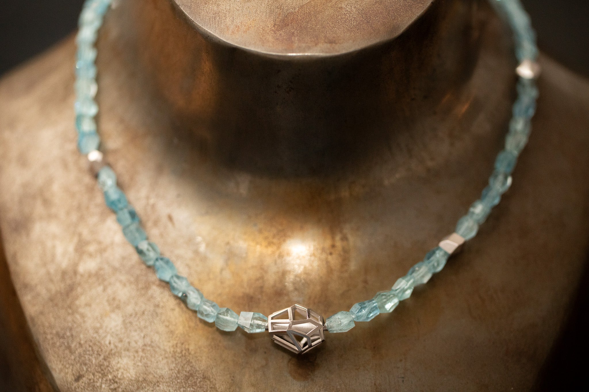 Aquamarin-Collier mit fantasievoll geschliffenen Steinen und Weissgold 750 -Zwischenteilen – handgefertigtes, elegantes Schmuckstück in zartem Blau