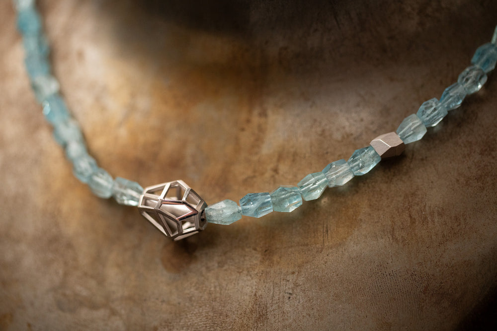 Aquamarin-Collier mit fantasievoll geschliffenen Steinen und Weissgold 750 -Zwischenteilen – handgefertigtes, elegantes Schmuckstück in zartem Blau