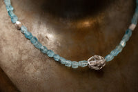 Aquamarin-Collier mit fantasievoll geschliffenen Steinen und Weissgold 750 -Zwischenteilen – handgefertigtes, elegantes Schmuckstück in zartem Blau