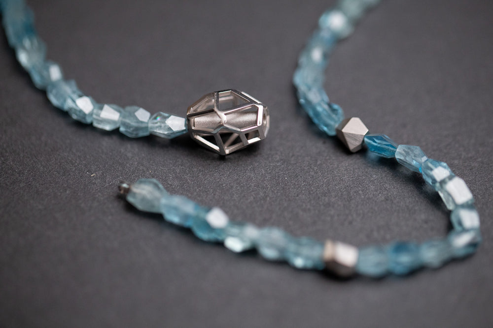 Aquamarin-Collier mit fantasievoll geschliffenen Steinen und Weissgold 750 -Zwischenteilen – handgefertigtes, elegantes Schmuckstück in zartem Blau