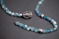 Aquamarin-Collier mit fantasievoll geschliffenen Steinen und Weissgold 750 -Zwischenteilen – handgefertigtes, elegantes Schmuckstück in zartem Blau