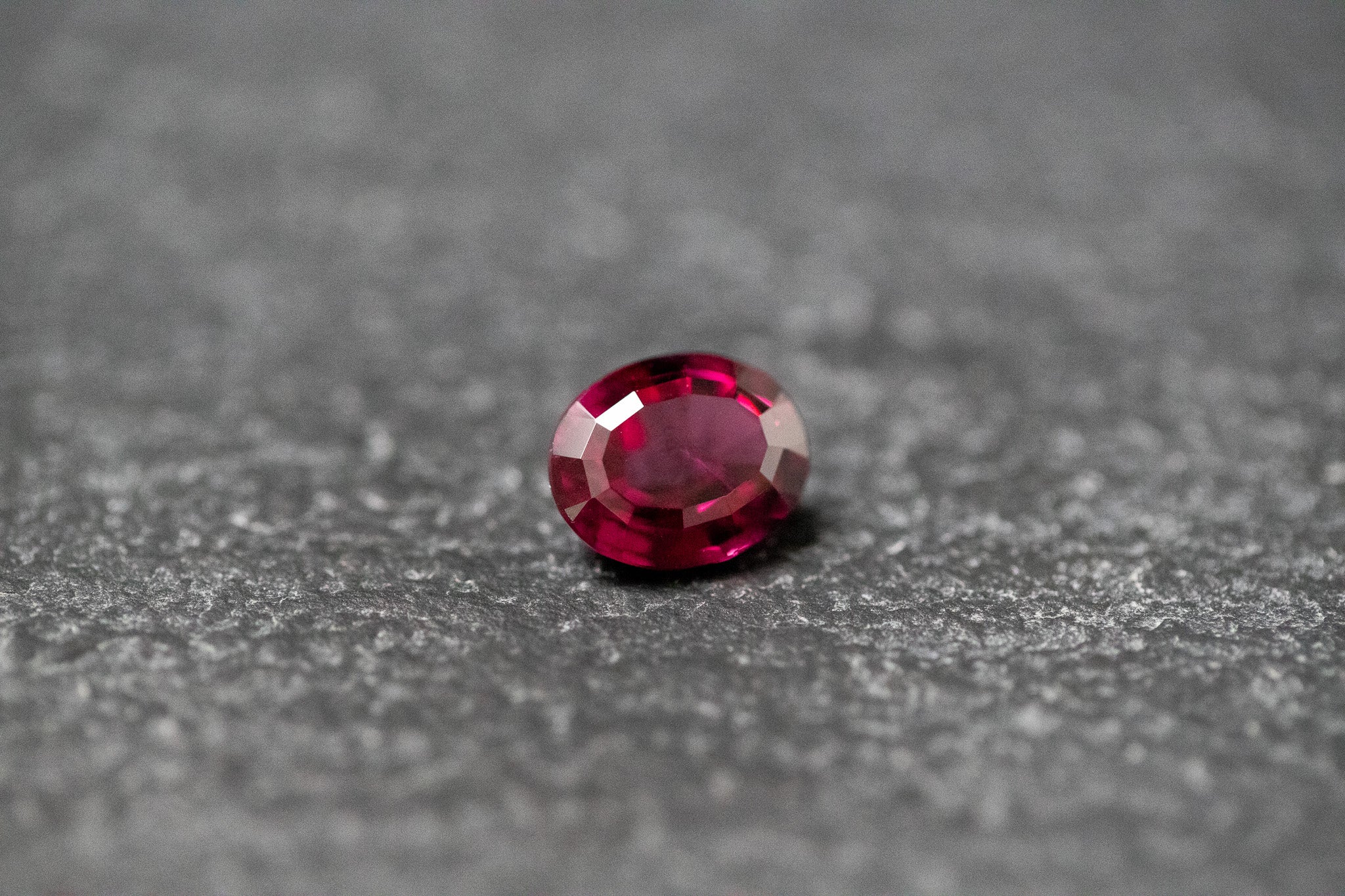 Rhodolith, oval, facettiert