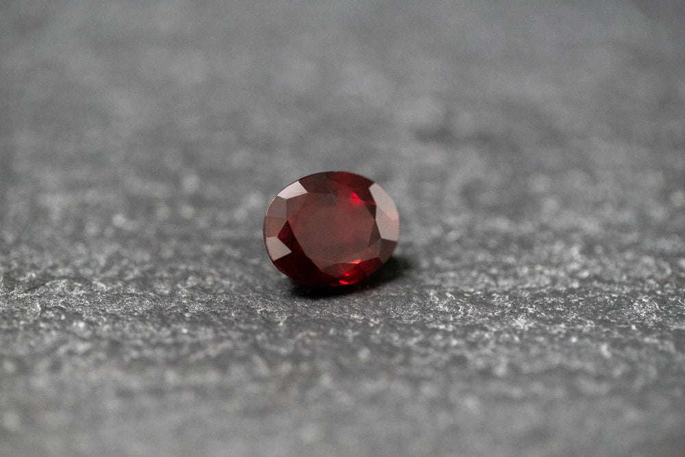 Granat, oval, facettiert