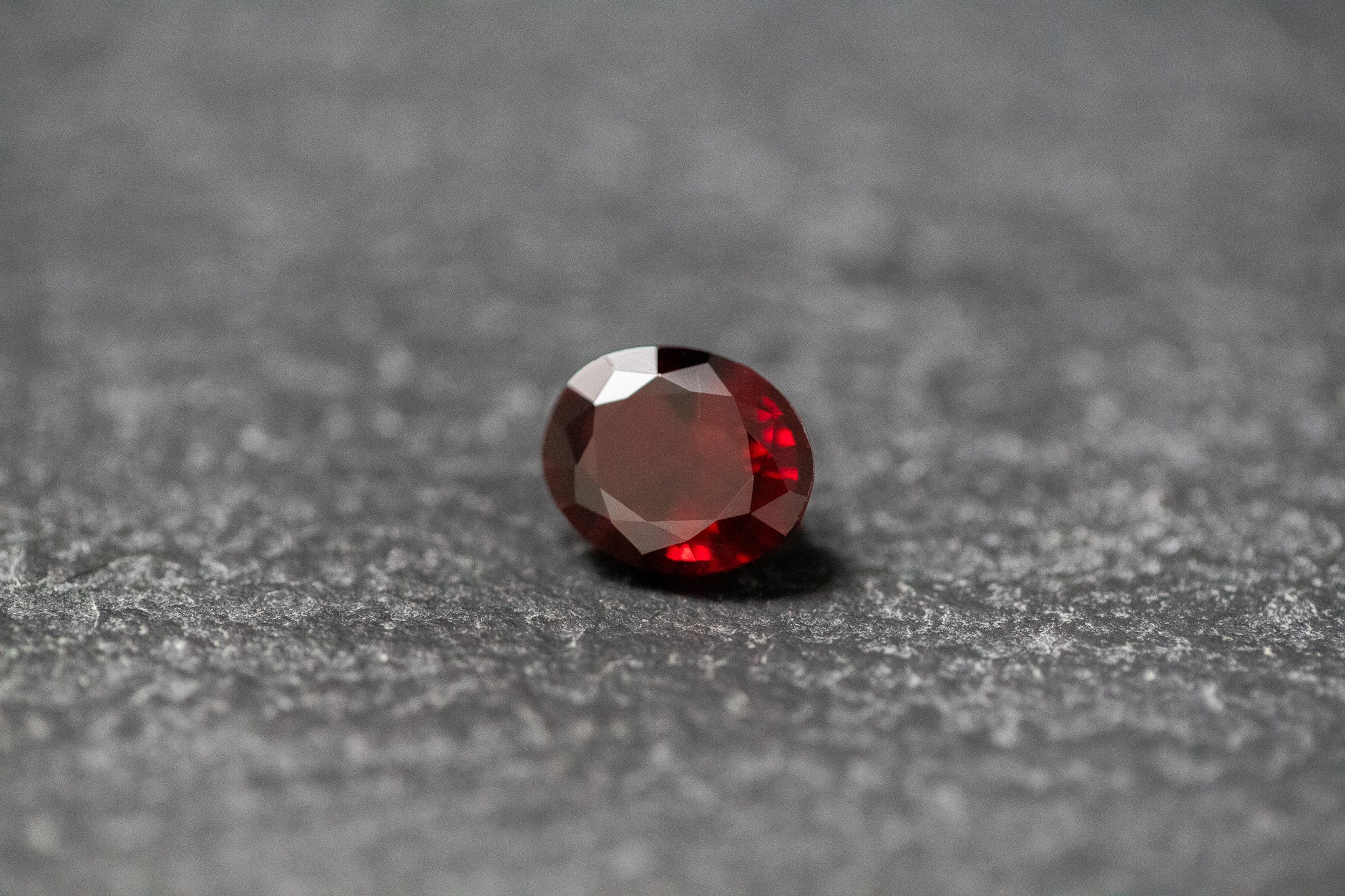 Granat, oval, facettiert