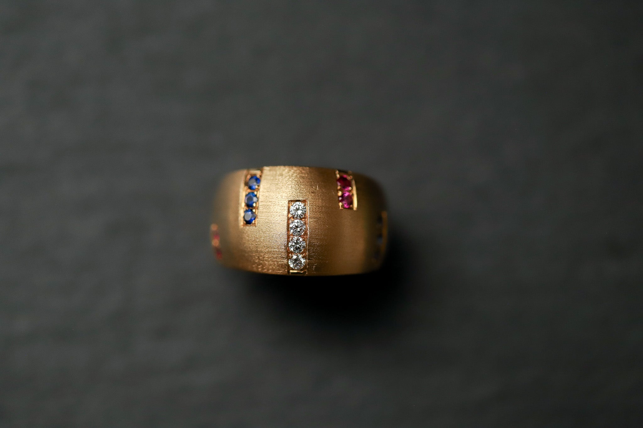 Ring in Gelbgold 750 mit Diamanten, Saphiren und Rubinen
