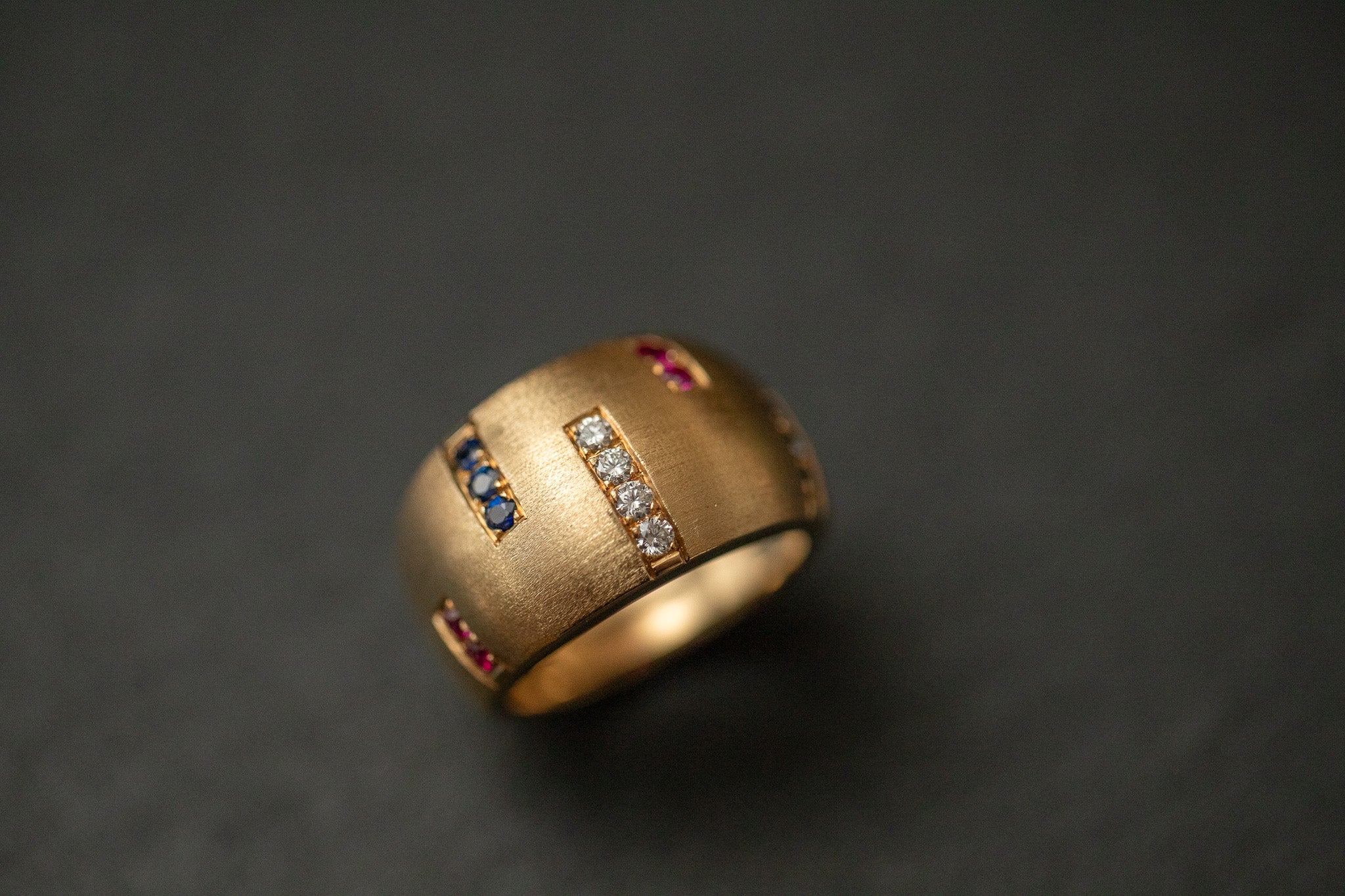 Ring in Gelbgold 750 mit Diamanten, Saphiren und Rubinen
