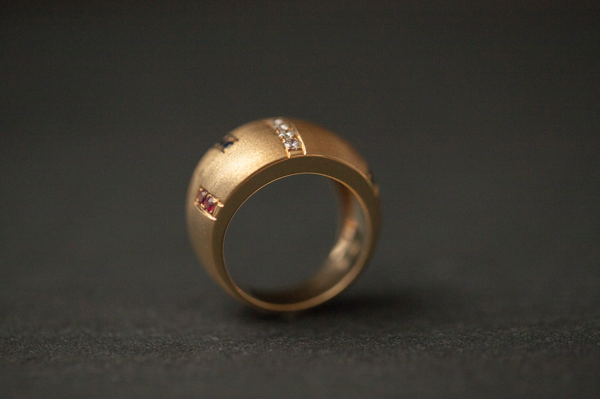 Ring in Gelbgold 750 mit Diamanten, Saphiren und Rubinen
