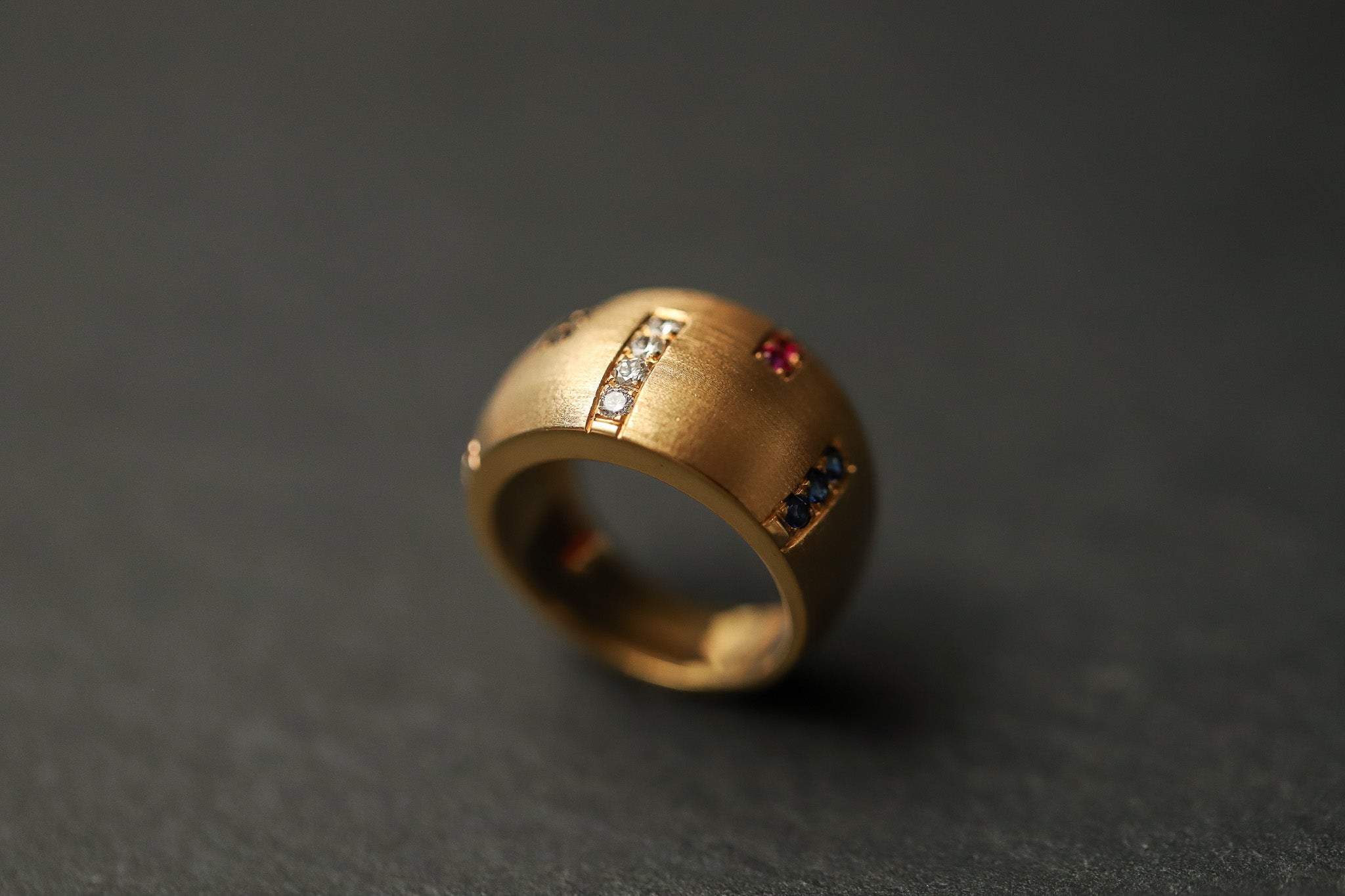 Ring in Gelbgold 750 mit Diamanten, Saphiren und Rubinen