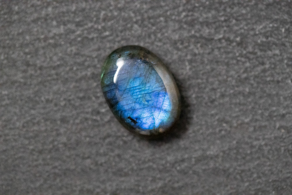 Labradorit, oval, blau, schwarz