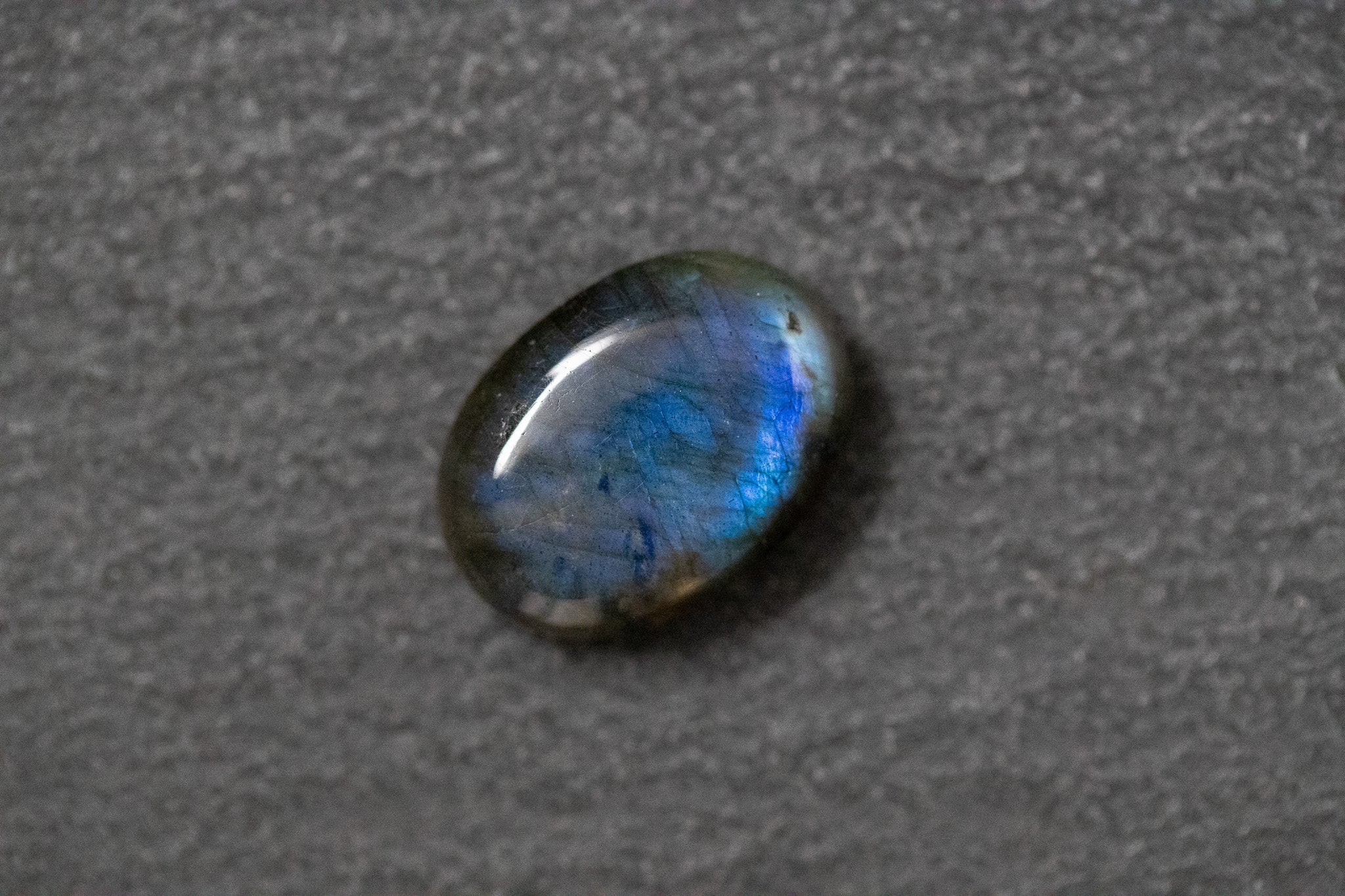 Labradorit, oval, blau, schwarz