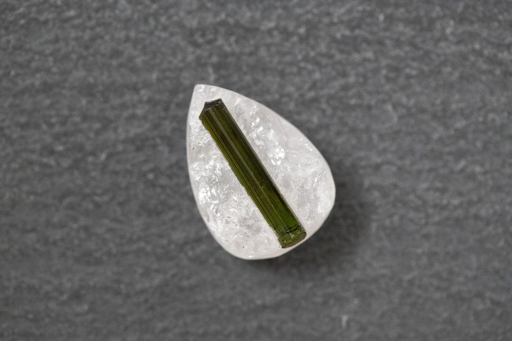 Turmalin in Bergkristall Mantel, Tropfenförmig 